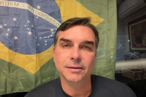 Federação PT, PCdoB e PV aciona TSE contra Flávio Bolsonaro e parlamentares do PL por fake news sobre urnas