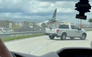 Avião cargueiro da Amazon sai da pista durante pouso em Miami