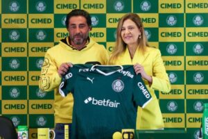 João Adibe promete 50 ônibus para levar torcida do Palmeiras à final da Libertadores em Montevidéu
