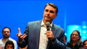Modelo preditivo da 4Intelligence indica 82% de chance de vitória para Flávio Bolsonaro no 2º turno