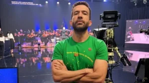 Flávio Bolsonaro convida ex-mulher de Janones para plateia do debate da TV Globo